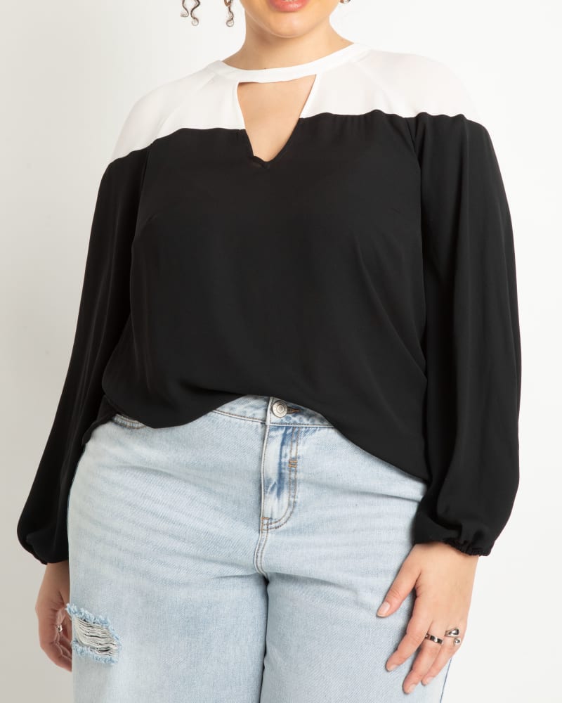 Front of a model wearing a size 18 Colorblocked V Neck Top in Black And White by ELOQUII. | dia_product_style_image_id:272943
